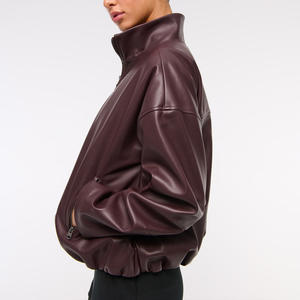 Chaqueta de bombardero de cuero hecha a mano con bordado personalizado Costuras duraderas y puños acanalados para ropa de calle y estilo informal - Product Image 3