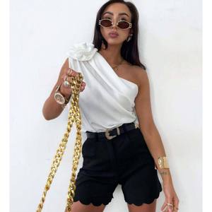 Blusa Mybeefashion para Mujer con Detalle de Rosa, Blanca, Talla S, Diseño Elegante - Product Image 1
