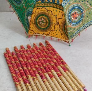 Handmade byandej dekoratif kayu Dandiya dengan rumbai Garba tongkat untuk Navratri perayaan tari untuk wanita atau pasangan