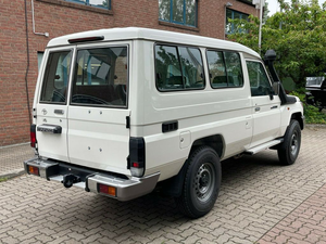 LandCruiser GRJ78 HARDTOP 2020, Manual, SUV Oscuro, 7 Velocidades, Techo Corredizo, Portaequipajes de Aluminio, Motor 4.1-6L - Product Image 4