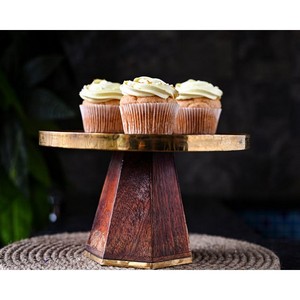Support à gâteau en bois élégant avec dessus lisse et base de piédestal robuste, parfait pour les cérémonies de découpe de gâteaux et les présentations de buffet - Product Image 4