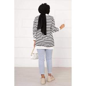 Sweat à capuche rayé noir pour femmes - Product Image 3