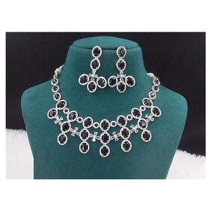 Ensemble collier et boucles d'oreilles en pierre AD de luxe pour femmes à la mode bijoux AD pour fiançailles festivals et célébrations - Product Image 1