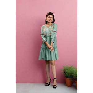 Vestido Mini Ajustado con Bordado Floral Verde Pista, Estilo Elegante y Casual para Dama, Diseño Personalizado, Transpirable, Adecuado para el Día - Product Image 1