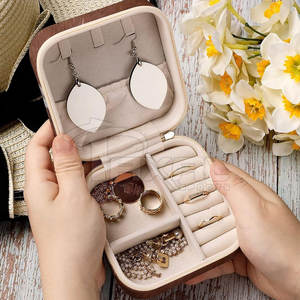 Nouvel arrivage d'étuis à bijoux en cuir de vachette qualité personnalisée avec fermeture à glissière style tendance directement en stock à vendre - Product Image 4