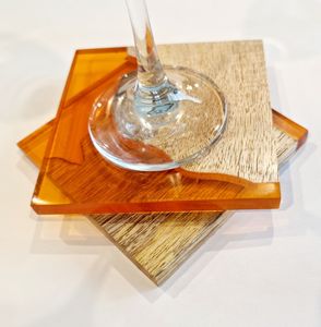 Dessous de verre carrés en bois et résine ambre faits à la main Boissons Produits artisanaux en bois Napperons Sous-verres en ardoise Sous-verres en pierre - Product Image 1