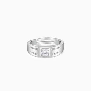 Bague en argent avec diamant pour homme, représentant un goût raffiné et une sophistication moderne - Product Image 4