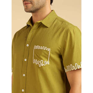 Camisa casual de algodón de manga corta verde oliva para hombre Amanush con bolsillo bordado y detalles en los puños, camisas para hombre - Product Image 2
