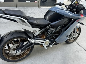 Venta de Motocicleta Deportiva Nueva Zer1 SR/S 2025 con 3 Años de Garantía, Cilindrada de 1000-1500cc, Velocidad Máxima >80km/h - Product Image 2