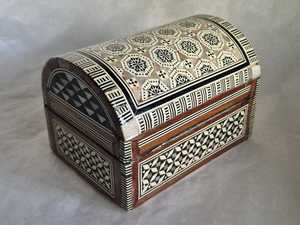 Caja Organizadora de Joyas de Madera de Alta Calidad Hecha a Mano con Diseño Floral Grabado, Moderna, de Lujo, Personalizable, con Incrustaciones de Madreperla - Product Image 2