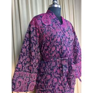 Cardigan pour femme en mélange de laine de yak, doux et chaud, motif Paisley violet, style loungewear, avec poches originales pour le spa - Product Image 5