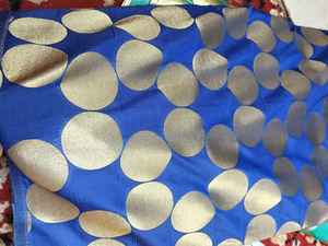 ผ้าสีเทอร์ควอยซ์ลายจุดสีทองสำหรับเสื้อผ้า ชุดเดรส งานฝีมือ การเย็บปักถักร้อย ของตกแต่งบ้าน และสิ่งทอสำหรับการออกแบบแฟชั่น - Product Image 3