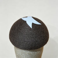 Griffoir pour chat en forme de champignon brun, tour pour chatons en corde de sisal naturelle avec balles interactives et base en bois stable