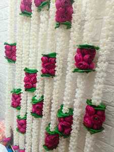 Guirnalda de Flores de Mogra y Ranúnculos Hecha a Mano, Decoración de Boda India, Fondo para Semi-Sari, Decoración para Ceremonias y Fiestas Seemantham - Product Image 4