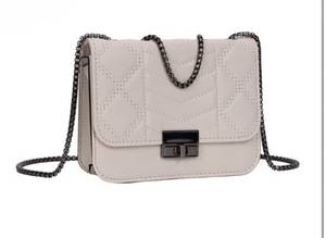 Borsa a Tracolla in Pelle con Catena per Donna - Product Image 6