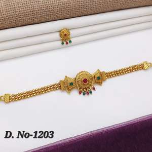 Ensemble de collier ras du cou tendance pour femmes avec finition dorée, bijoux élégants pour les filles, à porter pour les fêtes et les mariages - Product Image 5