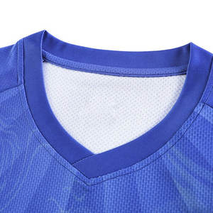 เสื้อฟุตบอลผ้าโพลีเอสเตอร์น้ำหนักเบาระบายอากาศได้ดีแห้งเร็วเสื้อผ้าฝึกสีและโลโก้ตามสั่ง - Product Image 3