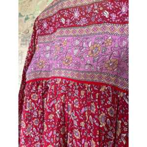 Vestido Maxi Fucsia Navideño con Silueta Holgada y Cintura Natural, Estampado Floral en Chifón, Moderno y Elegante - Product Image 3