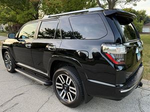 4Runner Limited 4x4 2024 ~4,900 Millas, Modelo de Último Año, Motor V6, Sin Modificar - Product Image 2