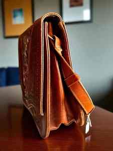 Sac à bandoulière à rabat en cuir véritable 100% personnalisé, vintage, à fleurs gravées à la main, bohème pour femme - Product Image 2