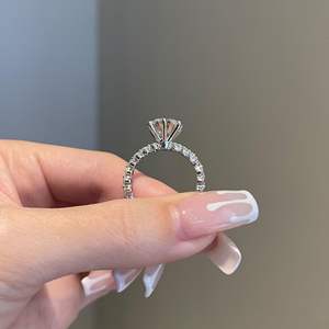 Anillo de Compromiso Solitario con Corte Redondo y Pavé en Oro Rosa de 14K con Diamante Cultivado en Laboratorio, Estilo Elegante - Product Image 5