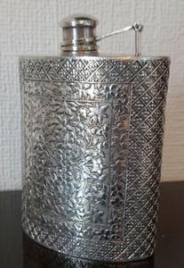 Flacon à hanche en métal de qualité supérieure au design ancien avec flacon en métal de forme ronde pour les célébrations de bureau à obtenir à bas prix - Product Image 6