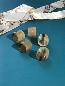 Anneau pour écharpe en corne de buffle avec polissage lisse, ajoutant une élégance douce et une tenue sécurisée à toute écharpe, de haute qualité - Product Image 4