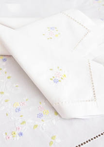 Mantel de Algodón Blanco Personalizado al por Mayor, Bordado a Mano con Flores Coloridas, con Dobladillo, Lavable, para Uso en el Hogar, Restaurantes y Festividades - Product Image 2