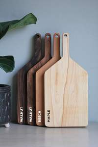 Tabla de cortar de madera natural con acabado artesanal para un estilo de cocina rústico y una preparación de comidas conveniente - Product Image 2