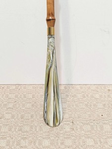 Rehausseur de chaussures en bois avec poignée design et prise élégante pour une utilisation à domicile, décoration d'entrée et assistance quotidienne à la chaussure, provenance d'Inde - Product Image 2