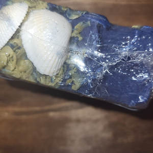 Jabón Sólido Artesanal de 4oz Beach Please, Blanqueador, con Fragancia a Algas Marinas, Diseño Ovalado, con Manteca de Karité, Aceite de Oliva y Leche - Product Image 3