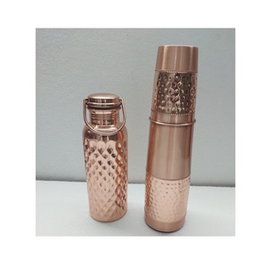 Elegante botella de agua de cobre hecha a mano para la hidratación diaria con propiedades de bienestar natural y acabado pulido refinado. - Product Image 2