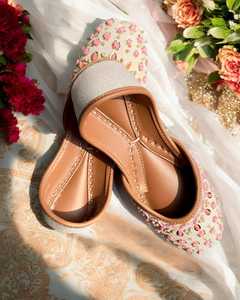 Khussa สีพื้นลำลองสำหรับผู้หญิงใส่ในร่มพร้อมหนังปักและพิมพ์ลายดีไซน์ใหม่ของปากีสถาน - Product Image 5