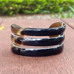 Puños, brazaletes y pulseras tradicionales de cuerno de búfalo natural hechos de cuerno de búfalo real, disponibles en una variedad de - Product Image 3