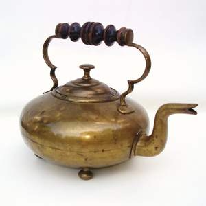 Bouilloire à thé en laiton sur le thème royal pour un service de thé élégant avec une poignée solide et un aspect classique - Product Image 1