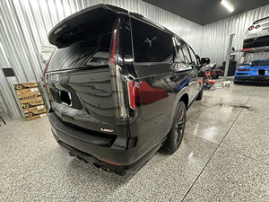 Cadillac Escalade V 2024, sensation de luxe, moteur V8 suralimenté de 6,2 L, 682 chevaux, direction à gauche, intérieur foncé, sièges en cuir - Product Image 3