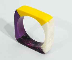 Un brazalete de resina es un tipo de pulsera hecha de resina, un material sintético que se utiliza a menudo para la elaboración. - Product Image 1