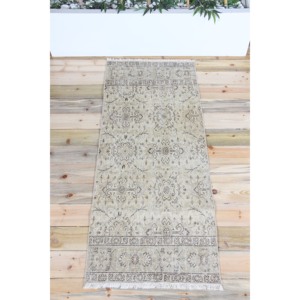 Tapis turc vintage de 2,4 x 5,6 pieds, petit tapis, tapis brun, tapis à motifs floraux - Product Image 1