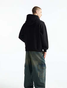 Sweat à capuche noir pour homme de qualité supérieure avec cordon de serrage réglable, poche avant et coupe ample décontractée pour un confort ultime - Product Image 3