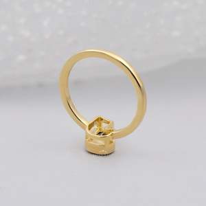 Anillo con Bisel de Diamantes Cultivados en Laboratorio con Diseño Inicial en Forma de J - Product Image 4
