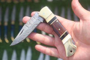 มีดพับสแตนเลสลายดามัสกัส พร้อมระบบล็อคแบบ Back lock ไม่เป็นสนิม รับประกัน ด้ามทำจากเขาควาย คุณภาพสูง - Product Image 2