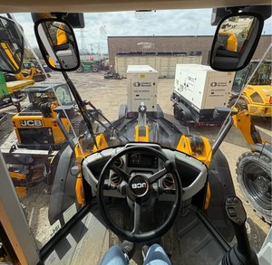 Cargadora compacta sobre orugas con accesorio de dirección deslizante y retroexcavadora para uso en construcción. Entrega rápida. - Product Image 6