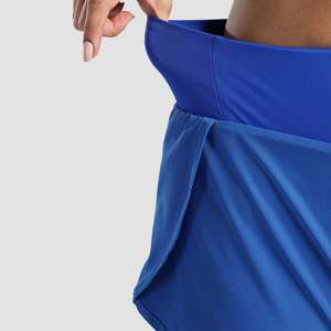 Leggings Cortos de Compresión Elásticos en Color Azul Eléctrico - Product Image 6