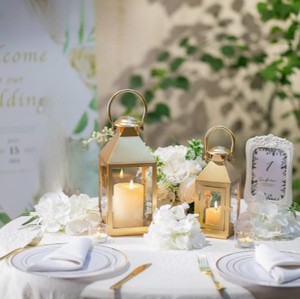 Lanterne à bougie en métal doré de luxe avec panneaux en verre, design classique de poignée, lumière douce et chaude pour la décoration de la maison et les cadeaux festifs - Product Image 2