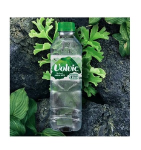 Manténgase hidratado con agua Volvic en venta, una agua naturalmente pura y rica en minerales, perfecta para el uso diario. - Product Image 1