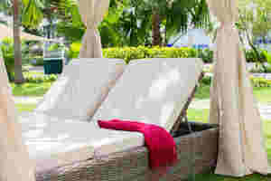 Chaise longue double moderne pour l'extérieur avec coussins imperméables et cadre en aluminium pour la relaxation au bord de la piscine, du jardin et du patio - Product Image 3