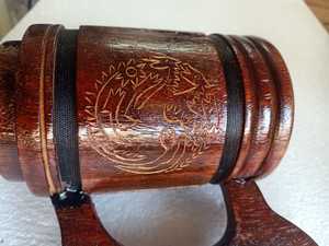 Taza de beber de madera grabada con dragón personalizado, con asas de hierro, ideal para tiendas de suministros con temática nórdica y vikinga - Product Image 2