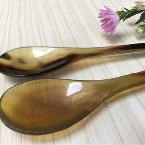 Cuchara de Cuerno de Búfalo Natural, Hecha a Mano y Pulida, Perfecta para Servir Especias, Condimentos o como Decoración de Mesa, Alta Calidad - Product Image 1