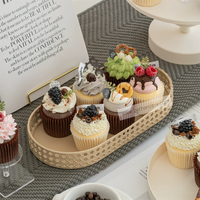Modèle de cupcake factice vibrant réaliste parfait pour les centres de table de mariage et les présentoirs de boutique.