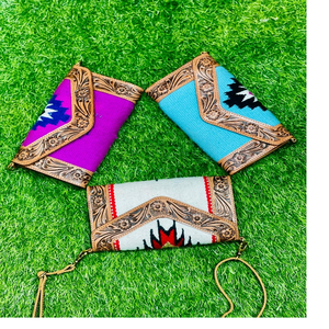 Embragues de cuero hechos a mano hechos a medida en tres colores tallados a mano por maestros artesanos para reventa - Product Image 1